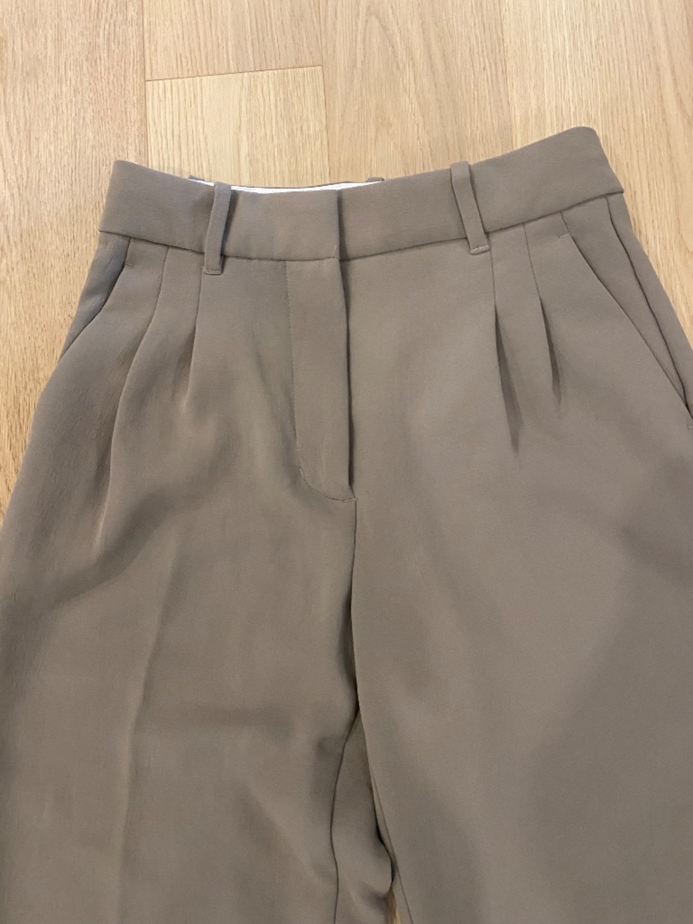 Aritzia Effortless Pleated Baggy Wide Leg Trouser Pant - Picture 10 of 16